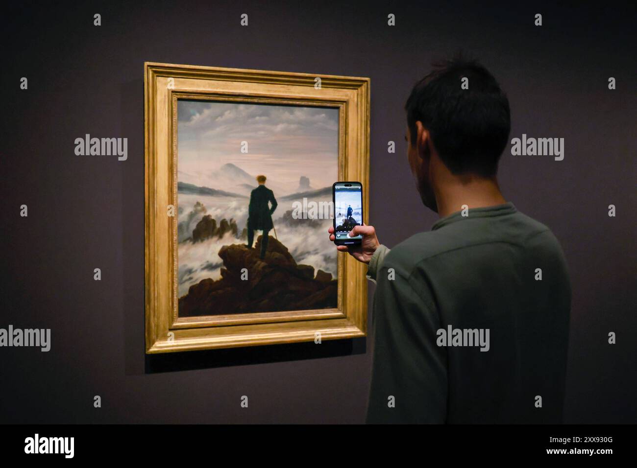 Museo Jubilaeumsschau zu Caspar David Friedrich im Albertinum di Dresda. Foto vom 23.08.2024: DAS Gemaelde Der Wanderer ueber dem Nebelmeer 1818 im Albertinum Wenige Tage vor dem 250. Geburtstag von Caspar David Friedrich 1774-1840 oeffnen die Staatlichen Kunstsammlungen Dresden SKD am Samstag eine Ausstellung mit zahlreichen Werken des Malers. Im Dresdner Albertinum sind 47 Gemaelde des Kuenstlers der deutschen Romantik zu sehen. Im Kupferstich-Kabinett wird das zeichnerische Werk mit mehr als 160 Arbeiten vorgestellt. Die zweiteilige Ausstellung steht unter dem Titel Caspar David Friedrich Foto Stock