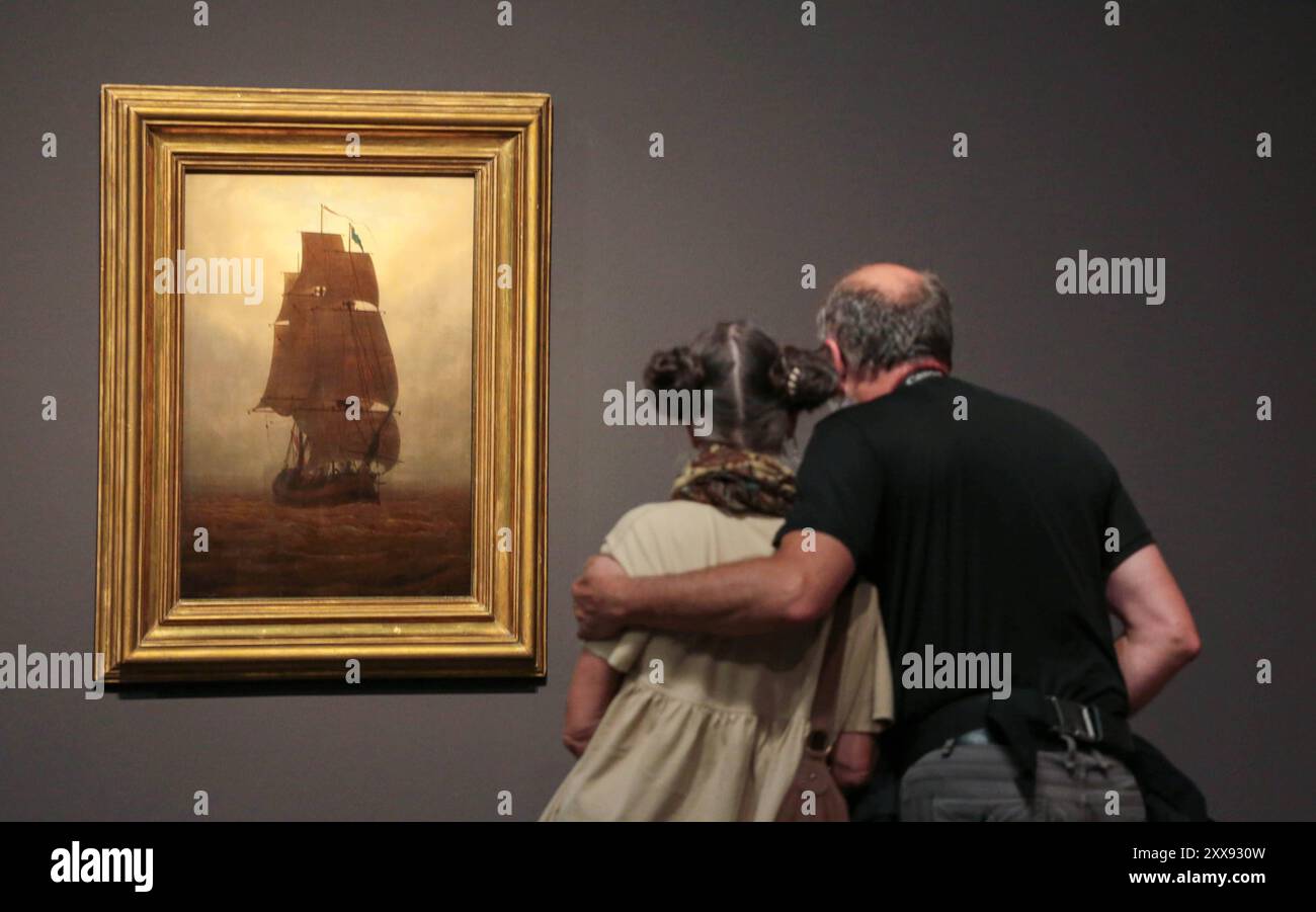 Museo Jubilaeumsschau zu Caspar David Friedrich im Albertinum di Dresda. Foto vom 23.08.2024: DAS Gemaelde Segelschiff im Nebel 1815 im Albertinum Wenige Tage vor dem 250. Geburtstag von Caspar David Friedrich 1774-1840 oeffnen die Staatlichen Kunstsammlungen Dresden SKD am Samstag eine Ausstellung mit zahlreichen Werken des Malers. Im Dresdner Albertinum sind 47 Gemaelde des Kuenstlers der deutschen Romantik zu sehen. Im Kupferstich-Kabinett wird das zeichnerische Werk mit mehr als 160 Arbeiten vorgestellt. Die zweiteilige Ausstellung steht unter dem Titel Caspar David Friedrich. Wo alles b Foto Stock