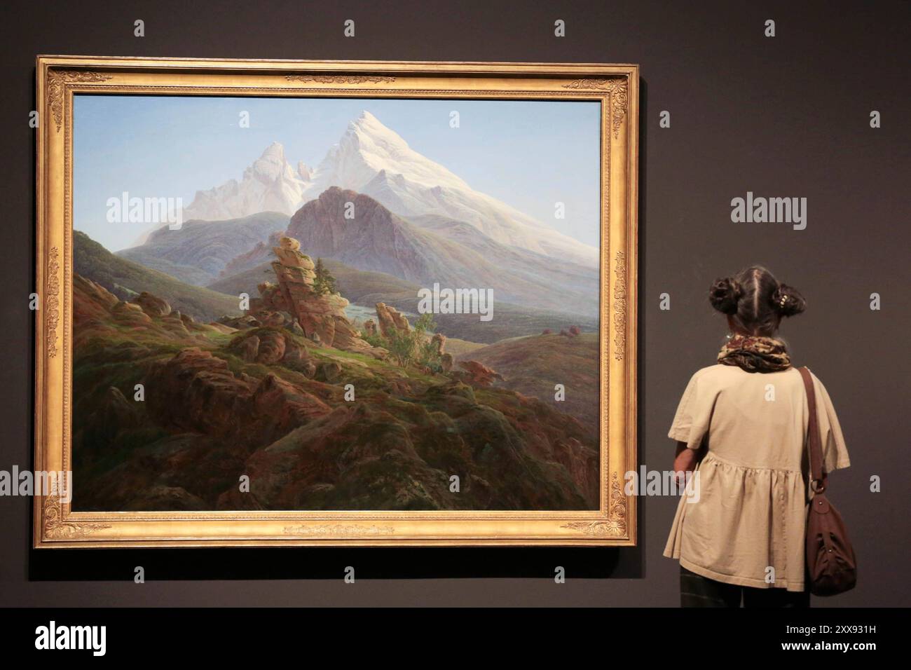 Museo Jubilaeumsschau zu Caspar David Friedrich im Albertinum di Dresda. Foto vom 23.08.2024: DAS Gemaelde Der Watzmann 1824/25 im Albertinum Wenige Tage vor dem 250. Geburtstag von Caspar David Friedrich 1774-1840 oeffnen die Staatlichen Kunstsammlungen Dresden SKD am Samstag eine Ausstellung mit zahlreichen Werken des Malers. Im Dresdner Albertinum sind 47 Gemaelde des Kuenstlers der deutschen Romantik zu sehen. Im Kupferstich-Kabinett wird das zeichnerische Werk mit mehr als 160 Arbeiten vorgestellt. Die zweiteilige Ausstellung steht unter dem Titel Caspar David Friedrich. Wo alles begann Foto Stock