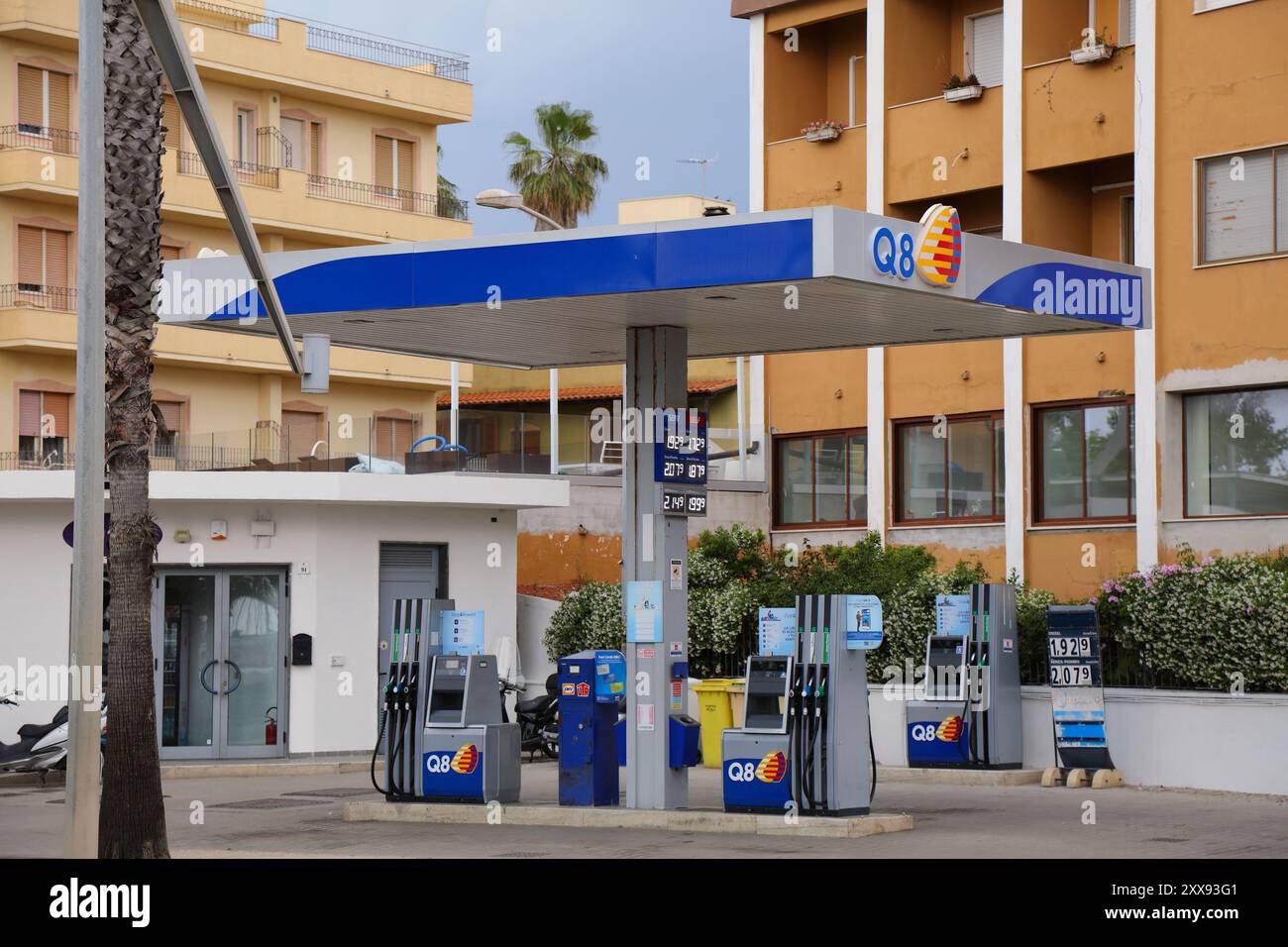 ALGHERO, ITALIA - 29 MAGGIO 2023: Stazione di servizio del marchio Q8 nella città di Alghero, isola Sardegna, Italia. Le stazioni di servizio Q8 fanno parte della Kuwait Petroleum Internatio Foto Stock