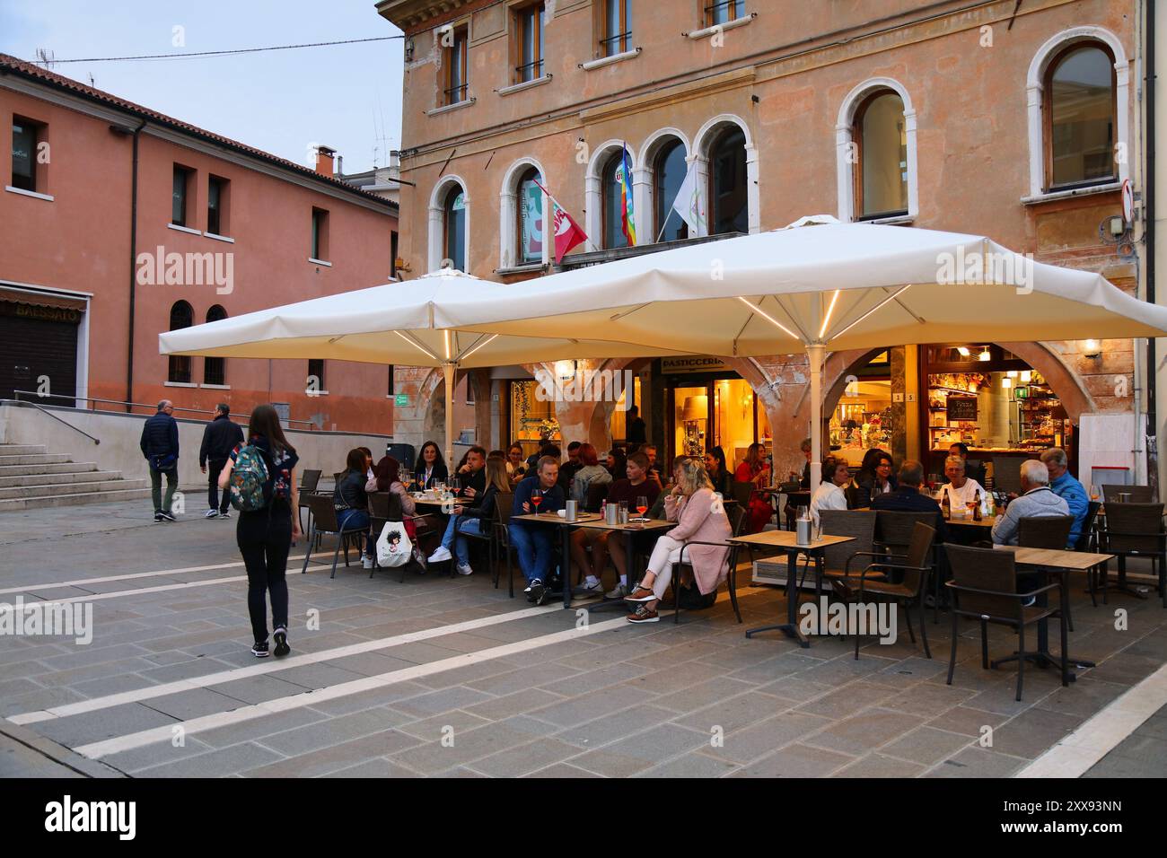 VENEZIA, ITALIA - 21 MAGGIO 2023: Le persone visitano il ristorante di Piazza Erminio Ferretto nel quartiere Mestre di Venezia. Mestre è la parte principale del territorio Foto Stock