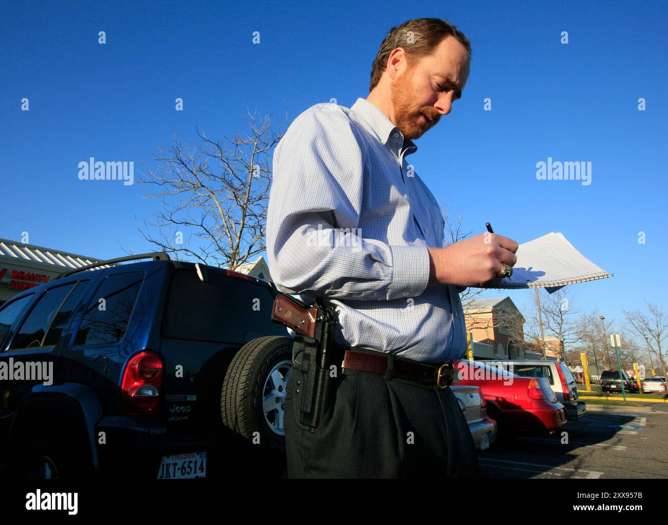 Mike Stollenwerk sostiene di portare le braccia aperte, ed è felice che Starbucks lo consenta. Mike Stollenwerk si ritirò dall'esercito degli Stati Uniti con il grado di tenente colonnello. Vive nel nord della Virginia, dove è uno studente del terzo anno al Georgetown University Law Center ed è il presidente e fondatore del gruppo di studenti di legge pro-pistola chiamato Georgetown Law-Militia. Foto Stock