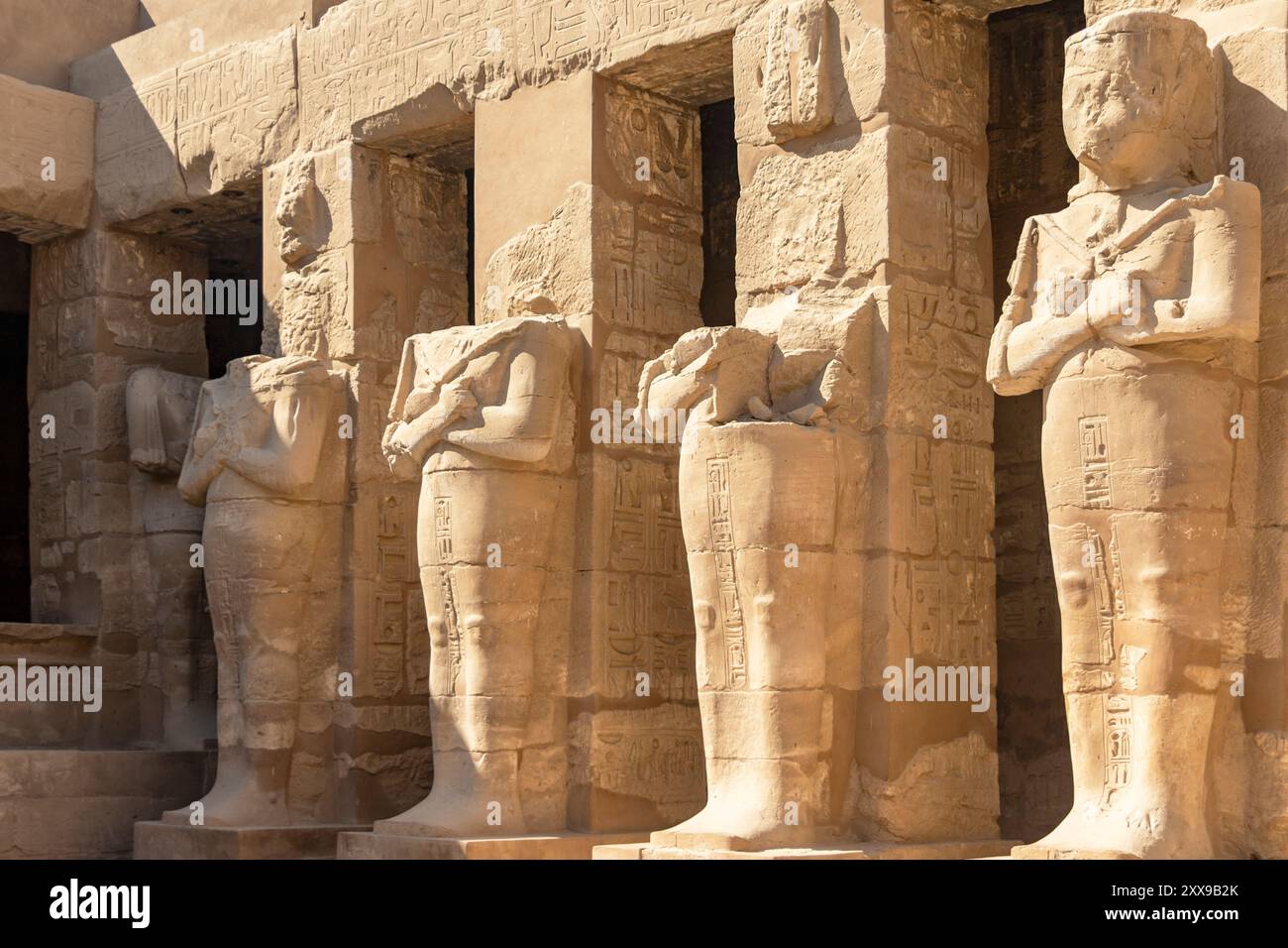 Queste colonne sono state progettate per collegare il regno terreno con il divino. Le loro intricate incisioni e i motivi celesti simboleggiano il potere. Foto Stock