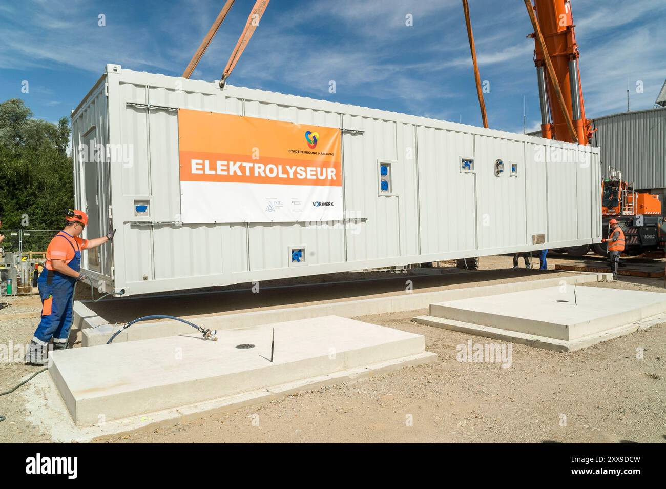 Der neue Wasserstoff-Elektrolyseur wird abgeladen 20240823cd796 Wasserstofftechnologie: Herzstück erreicht Kompostwerk Bützberg 20 Prozent mehr Biomethan soll das Kompostwerk Bützberg mithilfe von Wasserstofftechnologie zukünftig liefern. Herzstück der Anlage ist der Elektrolyseur, der die Erzeugung des Grünen Wasserstoffes übernehmen wird. DAS Projekt ist Teil der BMWK-geförderten Energiewende-Allianz Norddeutsches Reallabor NRL. Bioabfall Biogaserzeugung Kompost biologische Methanisierung Wasserstoff, Biogas, erneuerbare energie, Elektrolyse, Grüne energie, Energieerzeugung, Nachhaltigkeit, Foto Stock