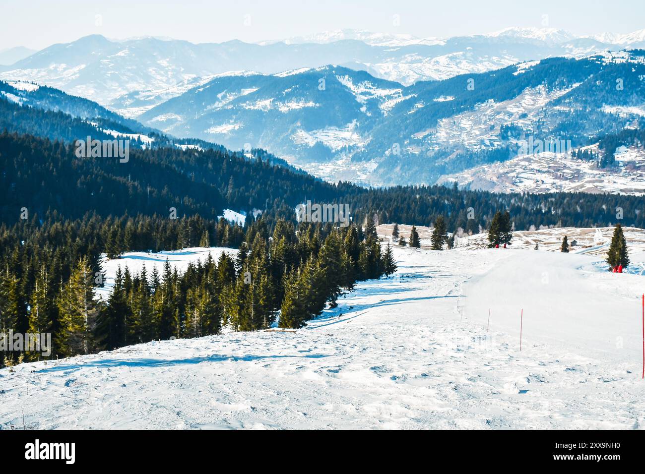 Bellissimo panorama innevato della stazione sciistica di Goderdzi con piste. Georgia caucaso destinazione per le vacanze sulla montagna Foto Stock