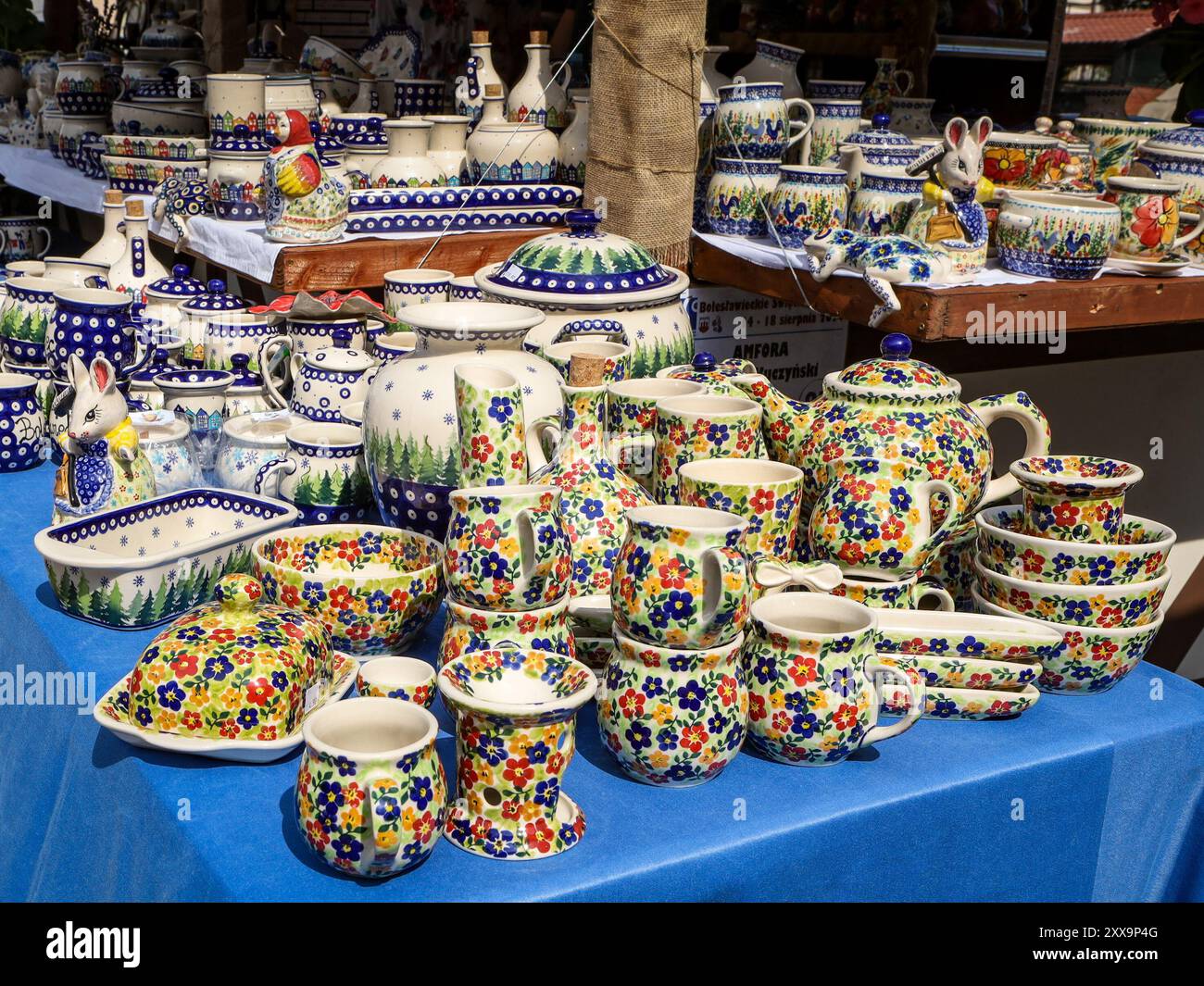 Boleslawiec, Polonia - 17 agosto 2024: Ceramica polacca tradizionale fatta a mano durante il festival della ceramica nella piazza del mercato della città vecchia. Foto Stock