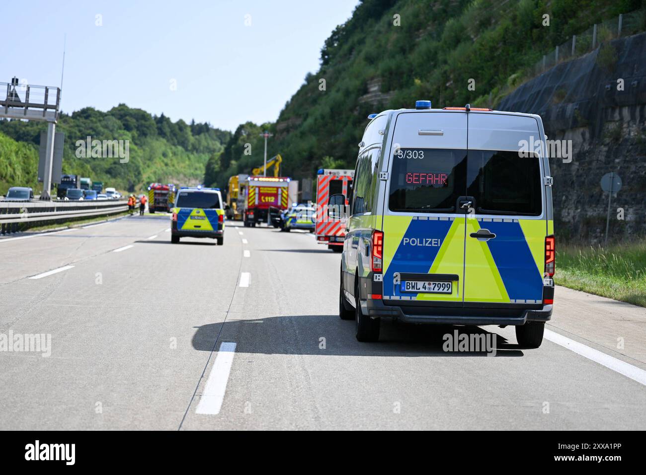 , Einsatzkräfte der Feuerwehr sind mit Nachlöscharbeiten an einem zuvor brennenden LKW im Einsatz. für die Dauer der Bergungs- und Löschmaßnahmen War die Autobahn 7 über den Nachmittag stundenlang gesperrt. Es bildete sich ein kilometerlanger Stau. Westhausen Baden-Württemberg Deutschland Westhausen *** i vigili del fuoco stanno lavorando per spegnere un camion precedentemente in fiamme la strada 7 è stata chiusa per ore nel pomeriggio per la durata delle operazioni di salvataggio e di estinzione Un ingorgo si è formato per diversi chilometri Westhausen Baden Württemberg Germania Westhausen Copyright: X xonw-imagesx Foto Stock