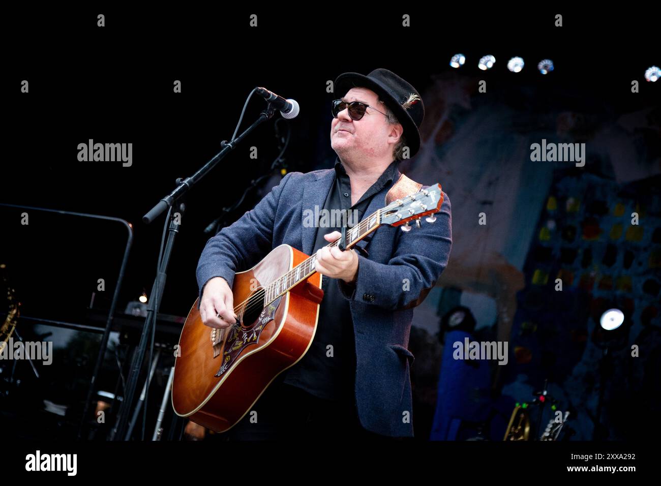 Trondheim, Norvegia. 10 agosto 2024. Il cantante e musicista norvegese Trond Helge Johnsen esegue un concerto dal vivo allo Sverresborg Folkemuseum di Trondheim. Foto Stock