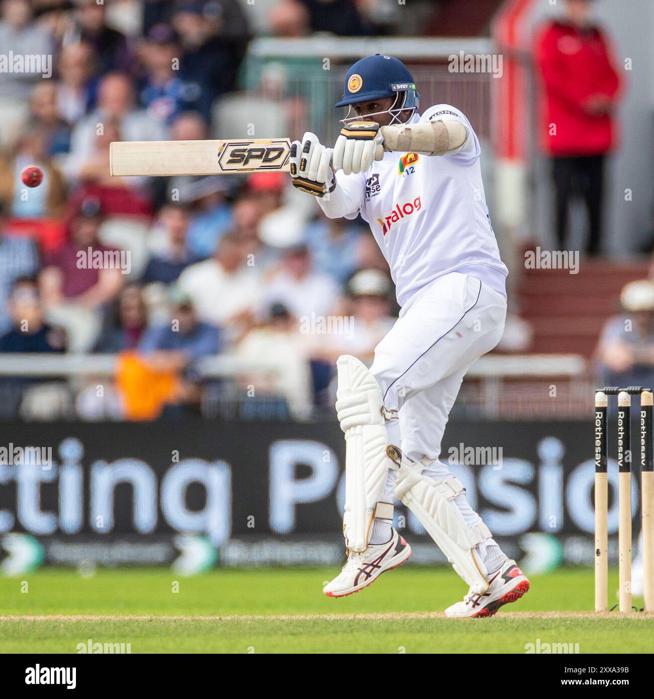 Dimuth Karunaratne #16 dello Sri Lanka battendo durante il primo Rothesay test match tra Inghilterra e Sri Lanka a Emirates Old Trafford, Manchester, venerdì 23 agosto 2024. (Foto: Mike Morese | mi News) crediti: MI News & Sport /Alamy Live News Foto Stock