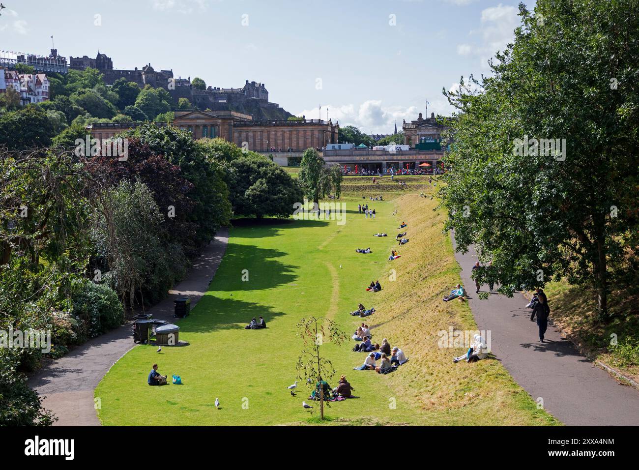 Edimburgo, Scozia, Regno Unito. 22 agosto 2024. Il tempo è nuvoloso con incantesimi assolati e un po' meno ventoso rispetto ai giorni scorsi nel centro della città e negli artisti di Royal Mile Street, a 18 gradi centigradi. Nella foto: Princes Street Gardens East. Credito: Arch White/alamy notizie dal vivo. Foto Stock