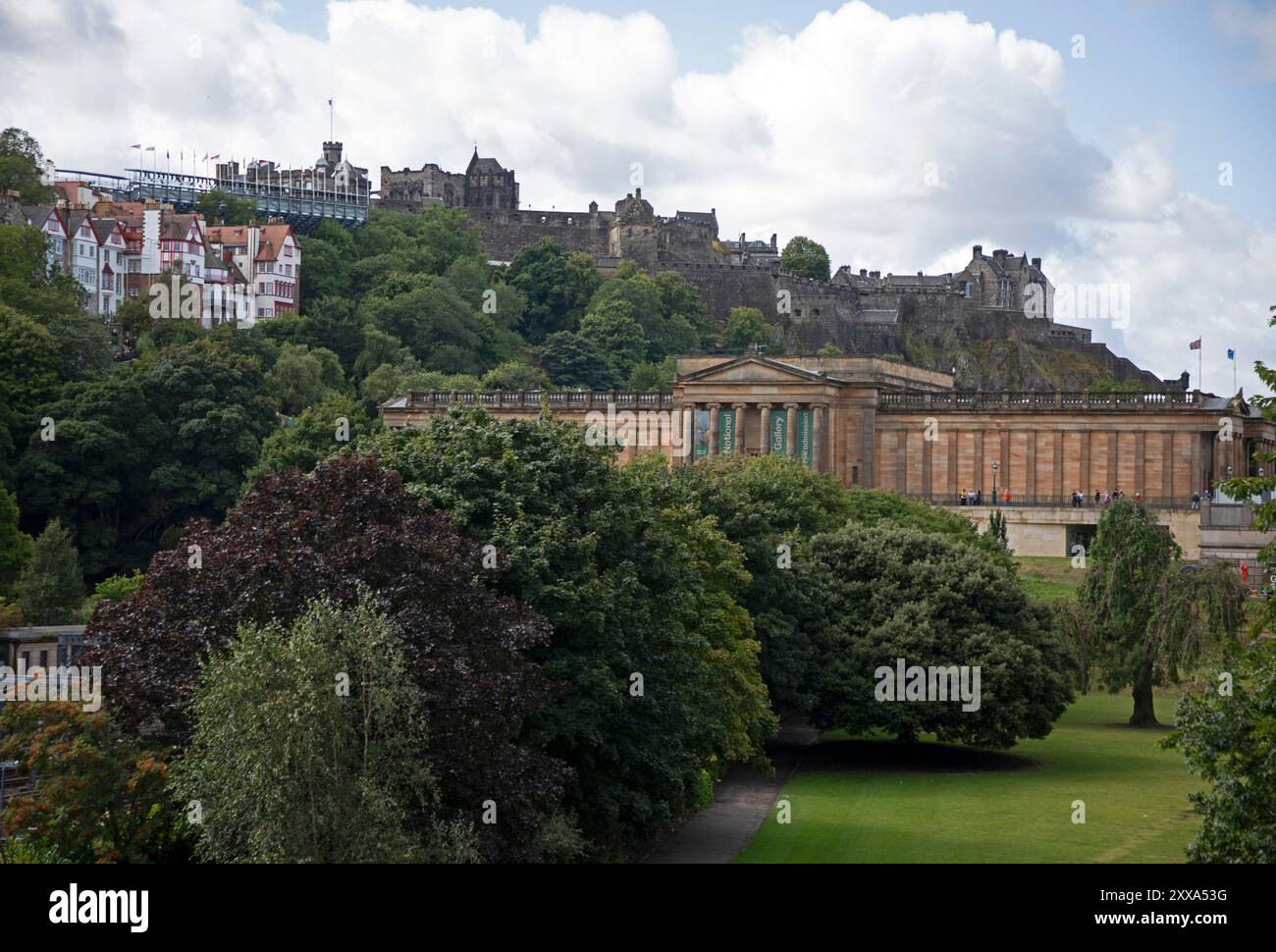 Edimburgo, Scozia, Regno Unito. 22 agosto 2024. Il tempo è nuvoloso con incantesimi assolati e un po' meno ventoso rispetto ai giorni scorsi nel centro della città e negli artisti di Royal Mile Street, a 18 gradi centigradi. Nella foto: Princes Street Gardens East. Credito: Arch White/alamy notizie dal vivo. Foto Stock