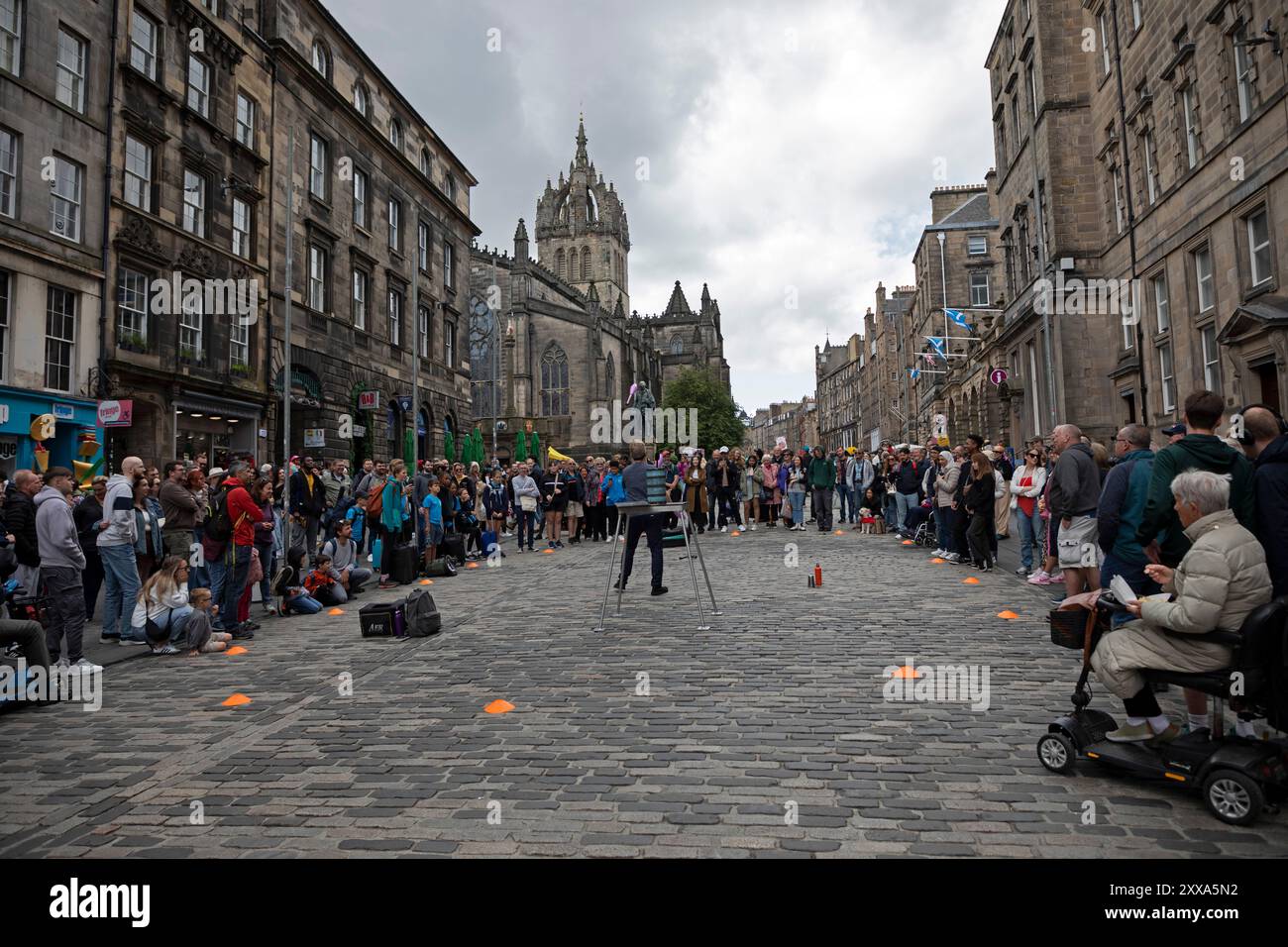 Edimburgo, Scozia, Regno Unito. 22 agosto 2024. Il tempo è nuvoloso con incantesimi assolati e un po' meno ventoso rispetto ai giorni scorsi nel centro della città e negli artisti di Royal Mile Street, a 18 gradi centigradi. Nella foto: Daniel Zindler si destreggia nel Royal Mile. Credito: Arch White/alamy notizie dal vivo. Foto Stock