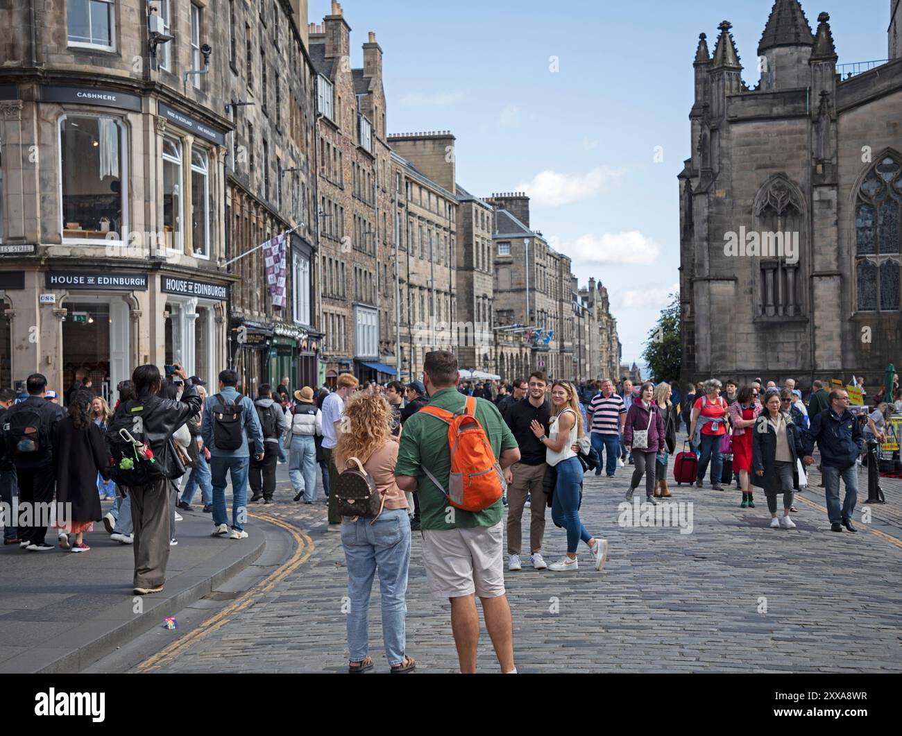 Edimburgo, Scozia, Regno Unito. 22 agosto 2024. Il tempo è nuvoloso con sabbia soleggiata un po' meno ventoso rispetto ai giorni scorsi nel centro della città e negli artisti di Royal Mile Street, a 18 gradi centigradi. Nella foto: Persone che passano attraverso il Royal Mile. Credito: Arch White/alamy notizie dal vivo. Foto Stock