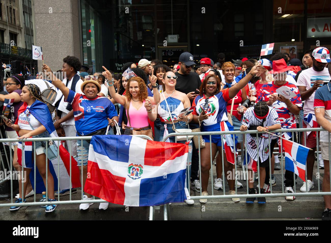 Dominican Day Parade: Folle di spettatori entusiasti si sono manifestate per la Dominican Day Parade sulla 6th Avenue nel centro di Manhattan, New York City. Foto Stock