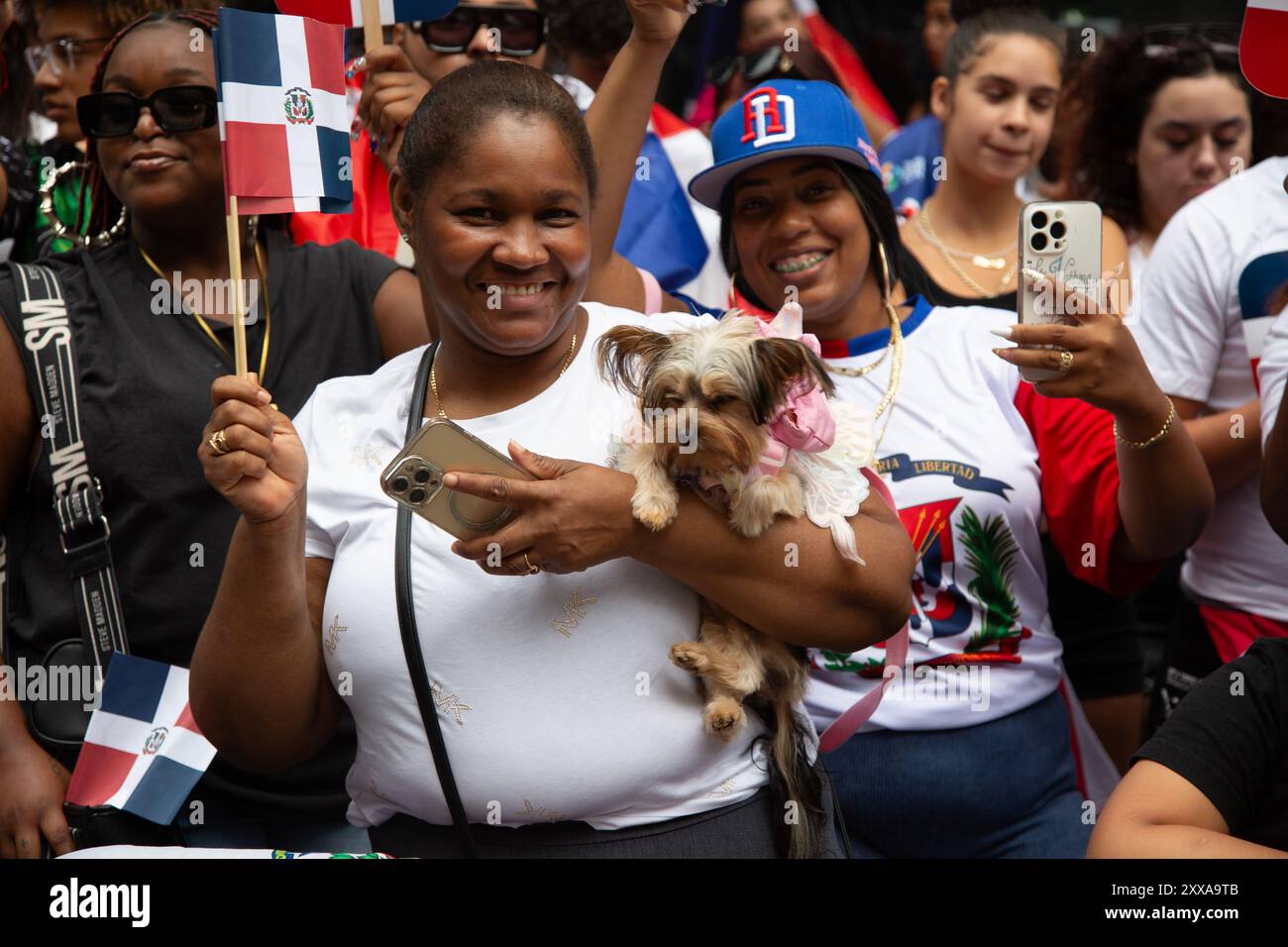 Dominican Day Parade: Folle di spettatori entusiasti si sono manifestate per la Dominican Day Parade sulla 6th Avenue nel centro di Manhattan, New York City. Foto Stock