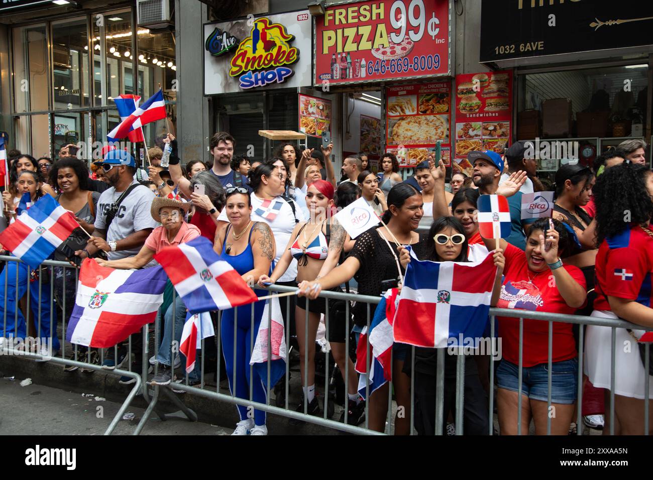 Dominican Day Parade: Folle di spettatori entusiasti si sono manifestate per la Dominican Day Parade sulla 6th Avenue nel centro di Manhattan, New York City. Foto Stock