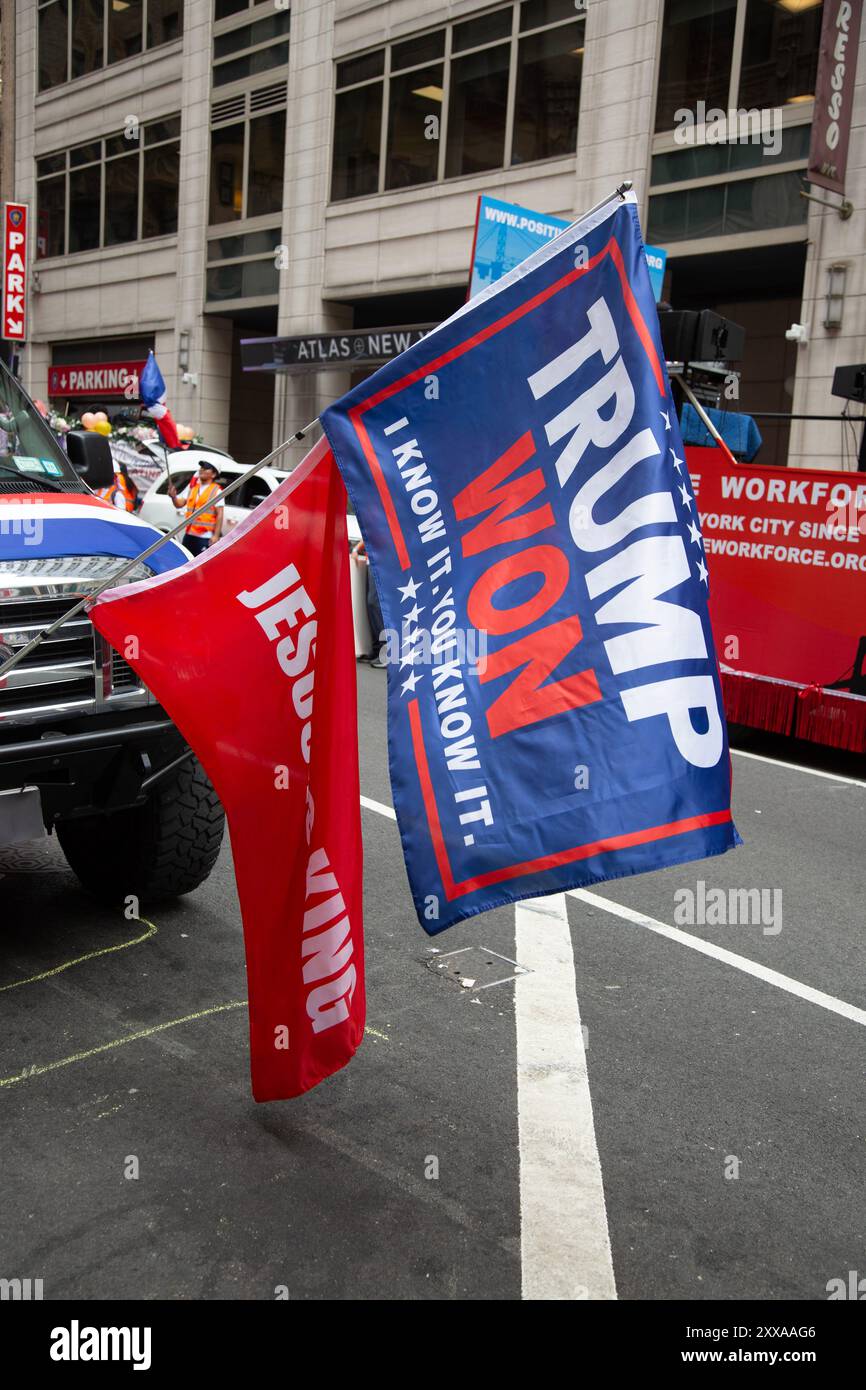 Dominican Day Parade: I domenicani Pro Trump sventolano una bandiera alla parata di New York. Foto Stock