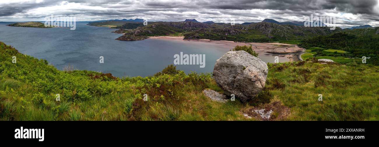 Paesaggio rurale con vista sulla baia di Gruinard e sulla spiaggia fino all'isola di Gruinard sulla costa delle Highlands in Scozia, Regno Unito Foto Stock