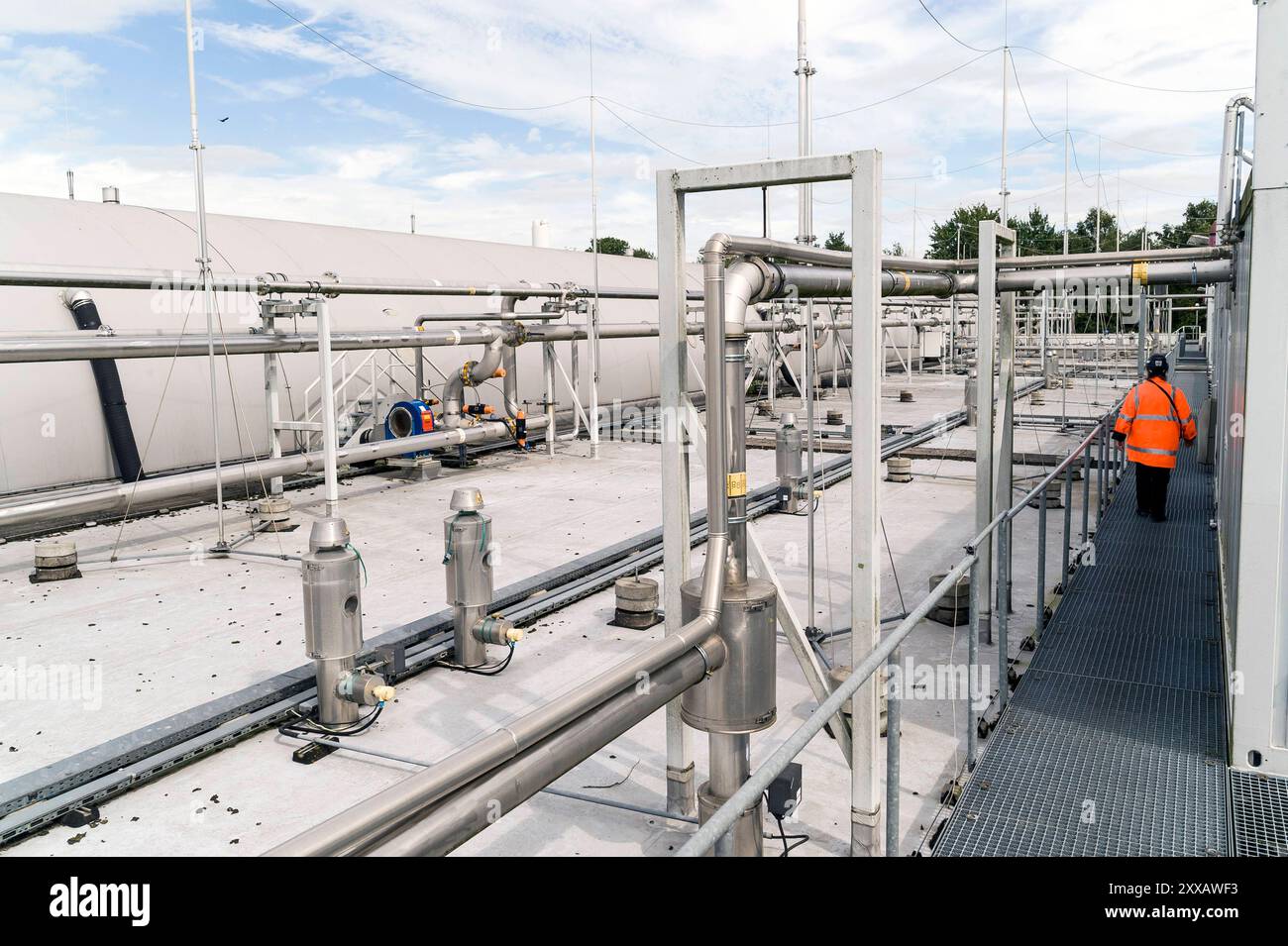 Auf dem Dach der Biogasanlage 20240823ad850 Kompostwerk Bützberg Biomethan Bioabfall Biogaserzeugung Kompost biologische Methanisierung Wasserstoff, Biogas, erneuerbare energie, Elektrolyse, Grüne energie, Energieerzeugung, Nachhaltigkeit, Wasserstoffproduktion, CO2 neutro, Klimaschutz, Energieeffizienz, saubere energie, Methan, Energieversorgung, Gastechnologie, Energietechnologie, Umweltfreundlich, Erneuerbare Ressourcen, Energiezukunft, Gasnetz, Energieinfrastruktur, Klimaneutralität, Gasproduktion, Biomethan, Energiequellen, Wasserstoffwirtschaft Hamburg Deutschland Germania *** ON Foto Stock