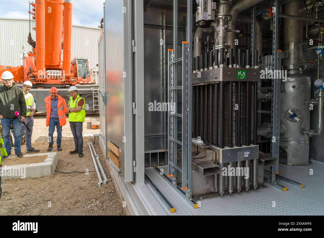 Wasserstoff-Elektrolyseur 20240823ad811 Wasserstofftechnologie: Herzstück erreicht Kompostwerk Bützberg 20 Prozent mehr Biomethan soll das Kompostwerk Bützberg mithilfe von Wasserstofftechnologie zukünftig liefern. Herzstück der Anlage ist der Elektrolyseur, der die Erzeugung des Grünen Wasserstoffes übernehmen wird. DAS Projekt ist Teil der BMWK-geförderten Energiewende-Allianz Norddeutsches Reallabor NRL. Bioabfall Biogaserzeugung Kompost biologische Methanisierung Wasserstoff, Biogas, erneuerbare energie, Elektrolyse, Grüne energie, Energieerzeugung, Nachhaltigkeit, Wasserstoffproduktion, C. Foto Stock