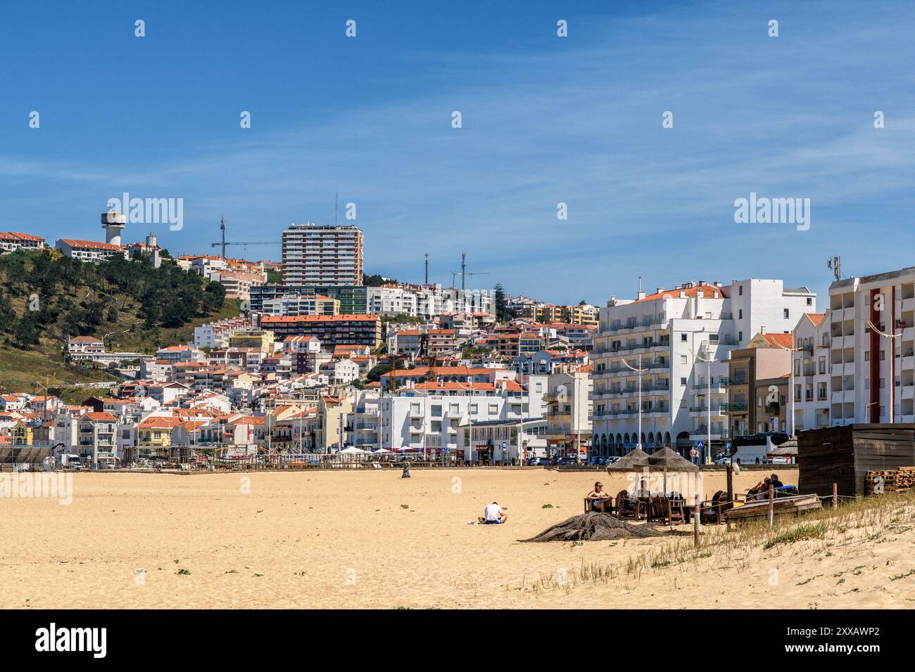 Città costiera il villaggio di Nazare è un comune portoghese. Le spiagge sull'Oceano Atlantico danno il nome al canyon di Nazaré. Portogallo, Europa. Foto Stock