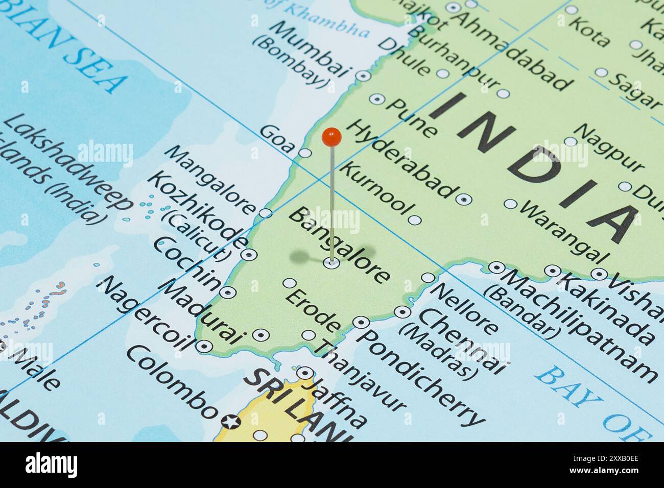 Ravvicinati a una città di Bangalore con un ago d'arancia sulla mappa politica del paese indiano Foto Stock