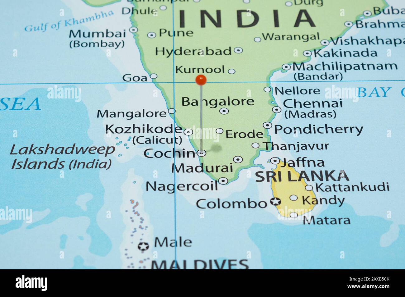 Ravvicinati a una città di Cochin con un ago d'arancia sulla mappa politica del paese indiano Foto Stock