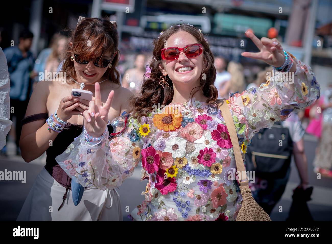 I superfan Taylor Swift o "Swifties" arrivano a Wembley a Londra per l'ultimo spettacolo dello stadio del suo tour delle epoche, già il tour con il maggior incasso di sempre. Foto Stock