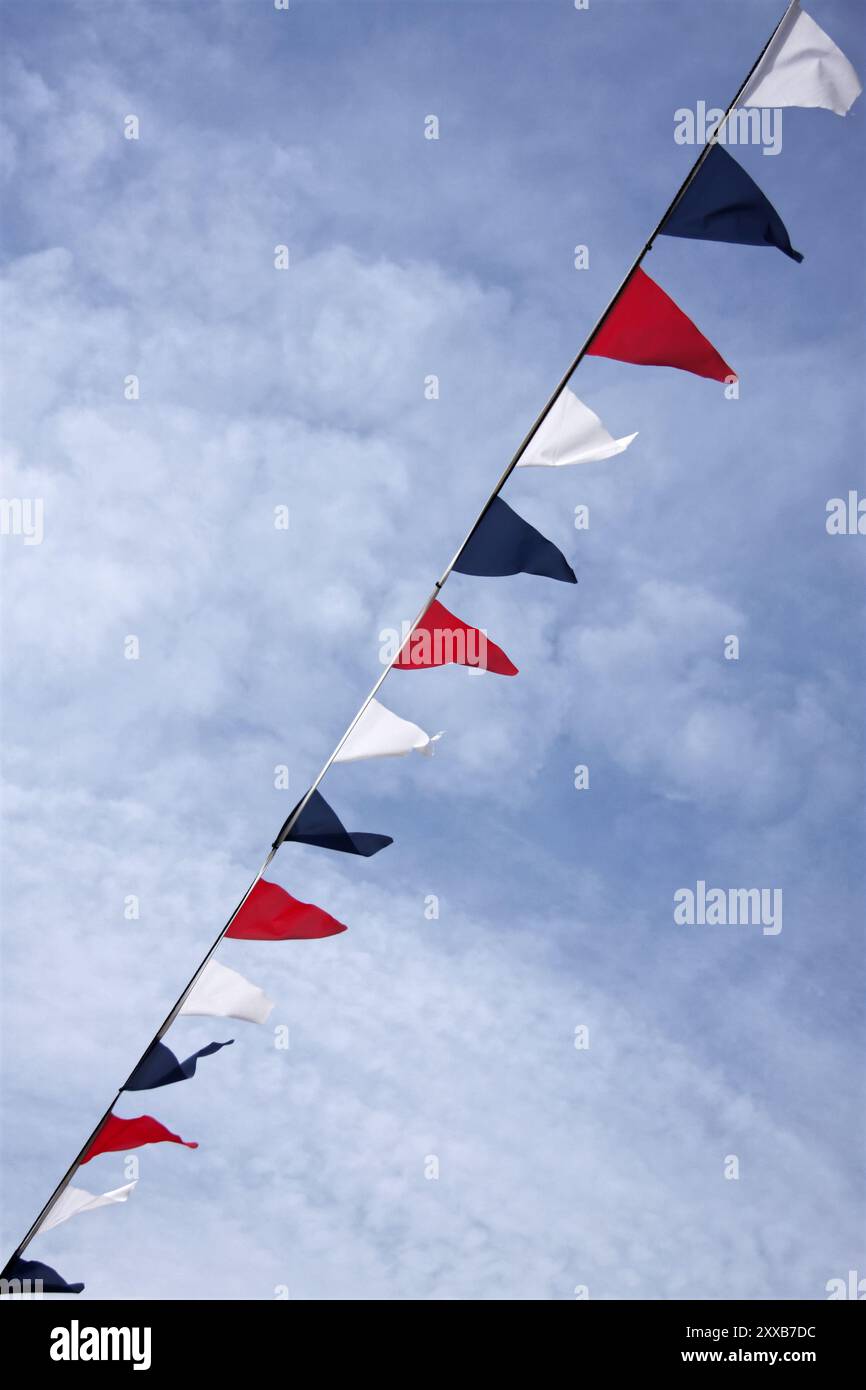 Bandiere rosse bianche e blu del Regno Unito nel cielo estivo Foto Stock