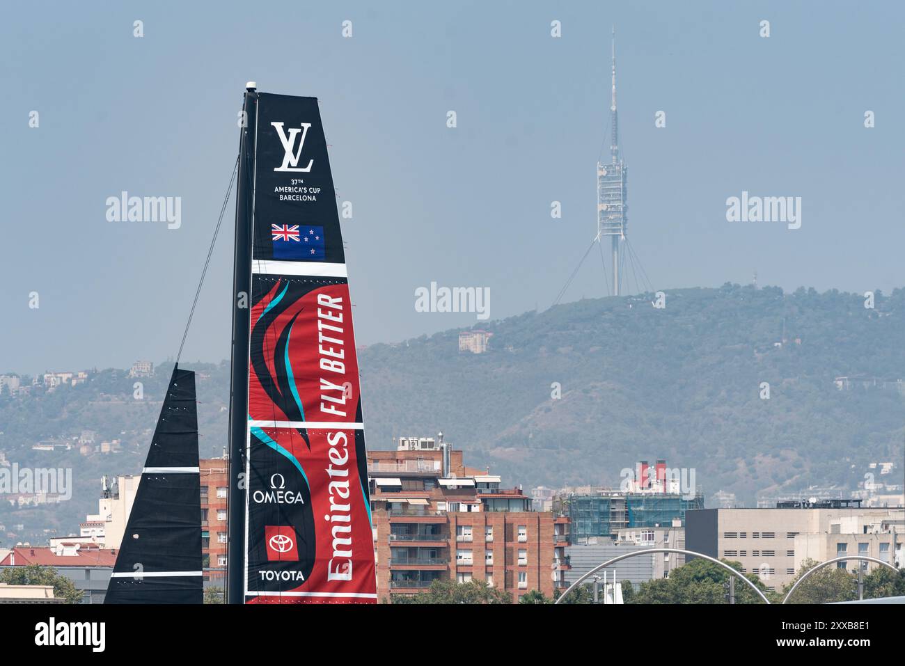Torino, Torino, Italia. 23 agosto 2024. Vista dell'Emirates Team New Zealand con Barcellona sullo sfondo (immagine di credito: © Matteo Secci/ZUMA Press Wire) SOLO PER USO EDITORIALE! Non per USO commerciale! Foto Stock