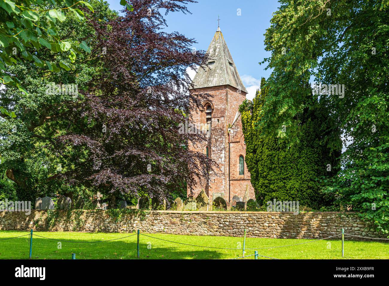La chiesa vittoriana di St. Mary (aperta nel 1870) costruita con la locale Old Red Sandstone nel villaggio di Walton, Cumbria, Inghilterra Foto Stock