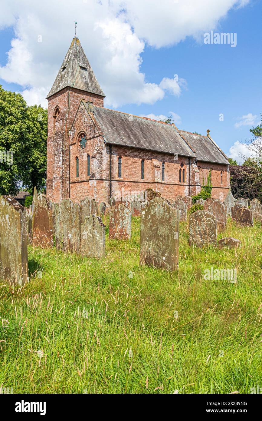 La chiesa vittoriana di St. Mary (aperta nel 1870) costruita con la locale Old Red Sandstone nel villaggio di Walton, Cumbria, Inghilterra Foto Stock