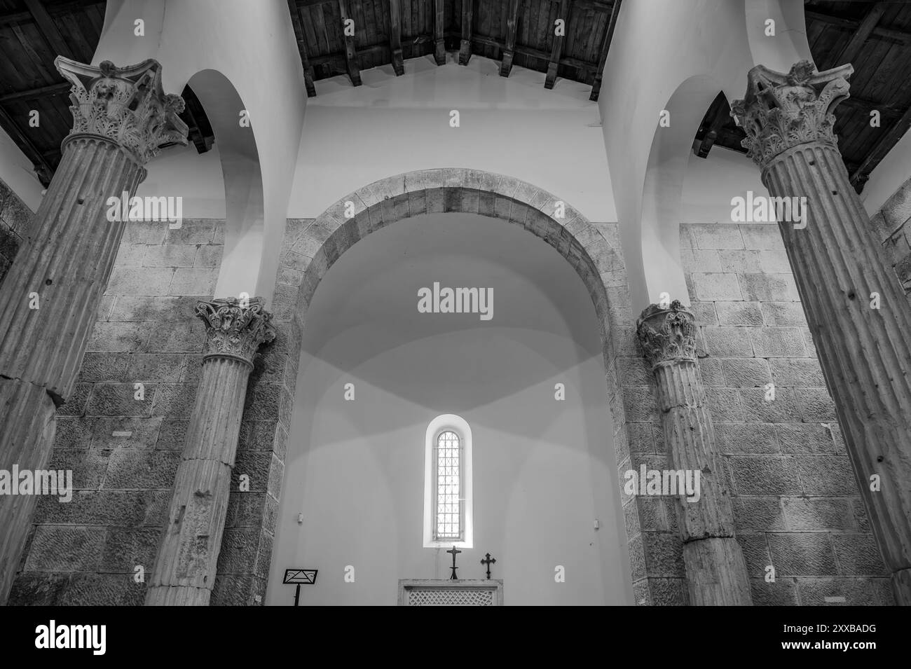 La chiesa di San Pietro in Albe sorge sul colle di San Pietro, uno dei tre colli che circondano Alba Fucens, città romana fondata nel 304 a.C. a circa Foto Stock