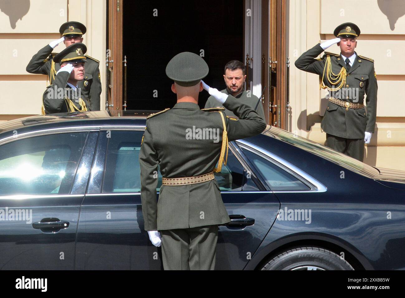 Kiev, Ucraina. 23 agosto 2024. Il presidente ucraino Volodymyr Zelensky saluta il primo ministro indiano Narendra modi all'arrivo all'ingresso del Palazzo Mariinskyi per il loro incontro. Il presidente ucraino Volodymyr Zelensky ha incontrato il primo ministro indiano Narendra modi. ed è la sua prima visita nel paese devastato dalla guerra. Credito: SOPA Images Limited/Alamy Live News Foto Stock