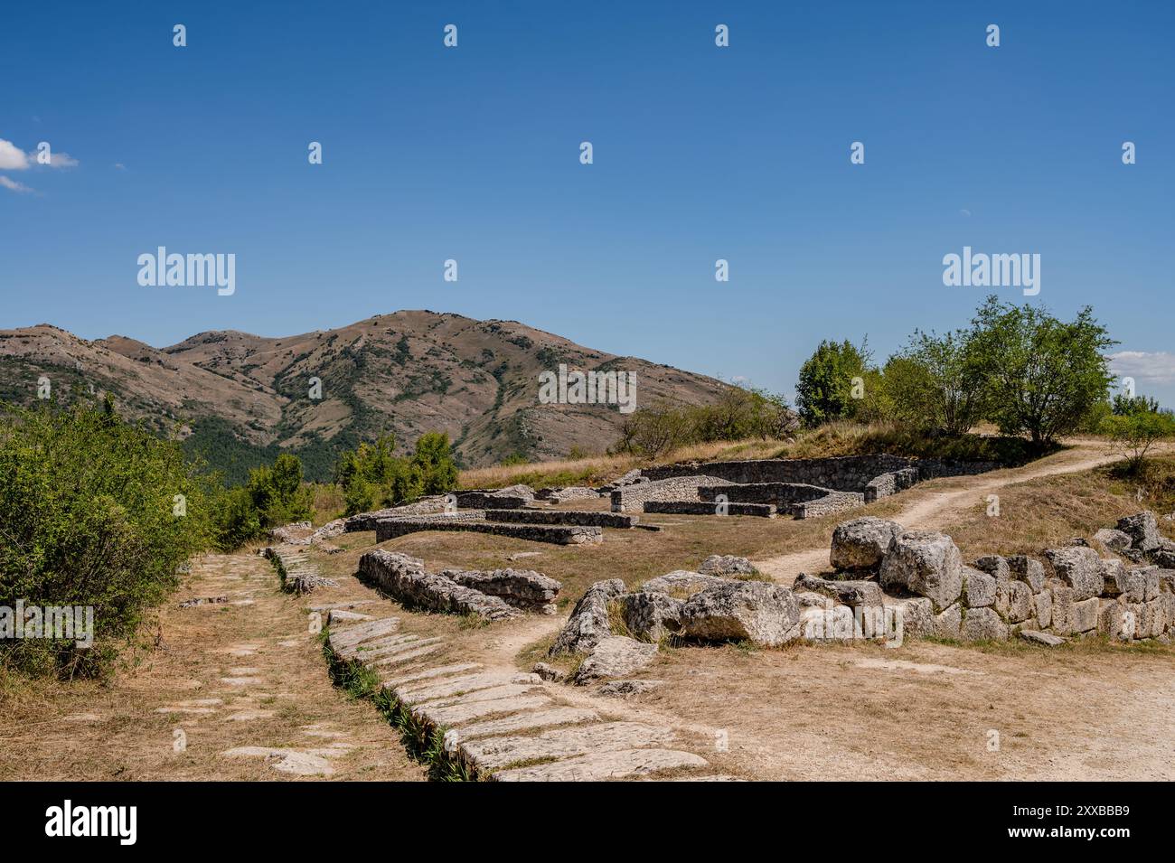 Alba Fucens è un sito sorto nel IV secolo a.C. in una posizione elevata e ben fortificata, su circa 34 ettari a 966 m sul livello del mare Foto Stock