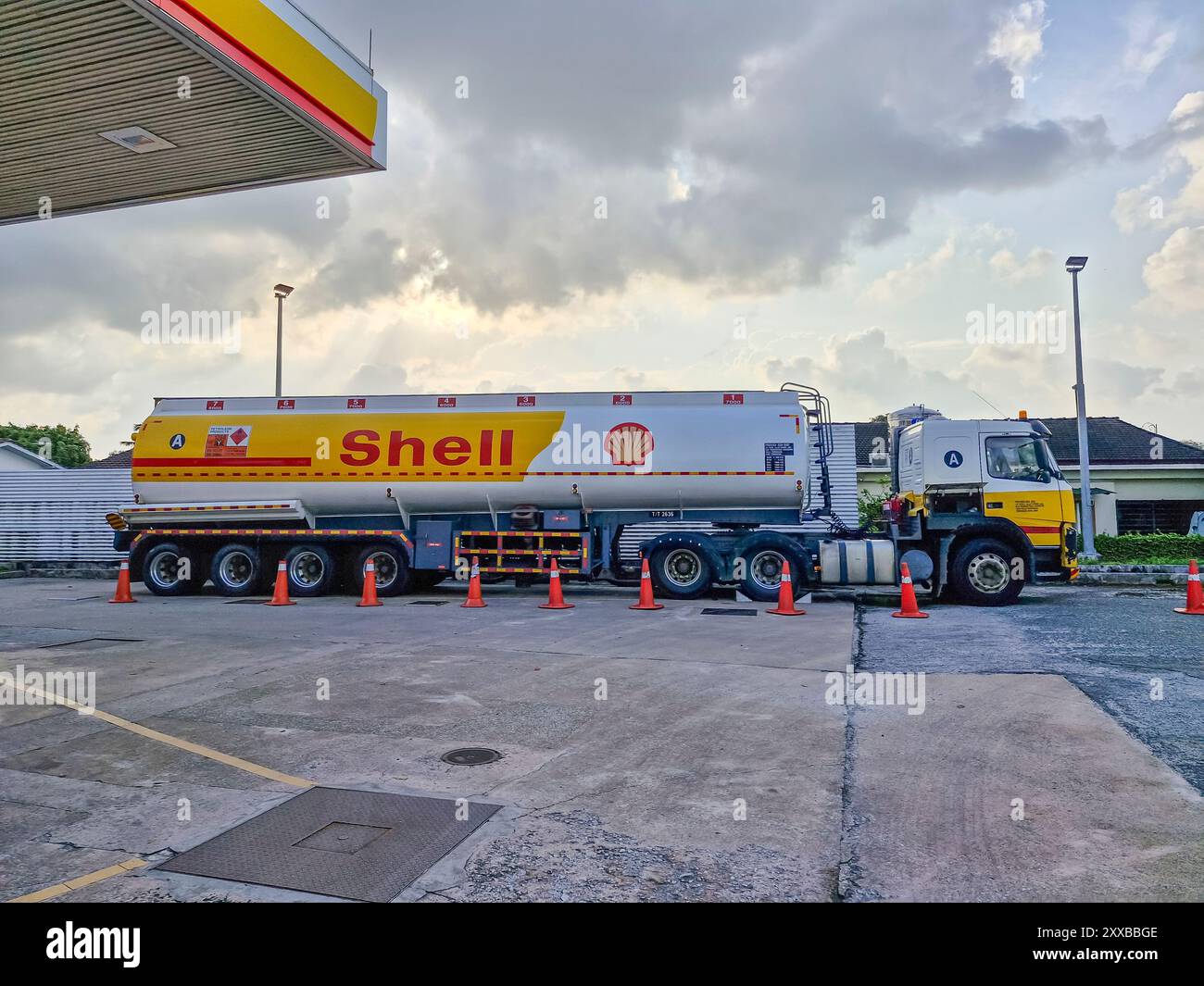 Un'autocisterna Shell per autocarri petroliferi che fa rifornimento presso una stazione di pompaggio Shell a Kuantan, Pahang, Malesia. Foto Stock