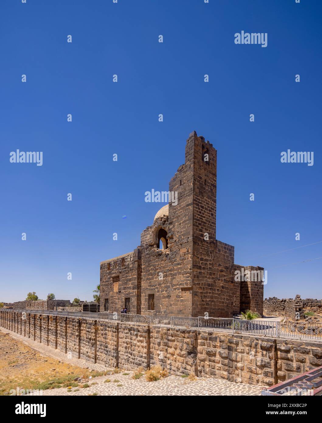 Esterno della moschea Ayyubid Abu'l-fida, datata 1225, adiacente alla cisterna, Bosra, Siria Foto Stock