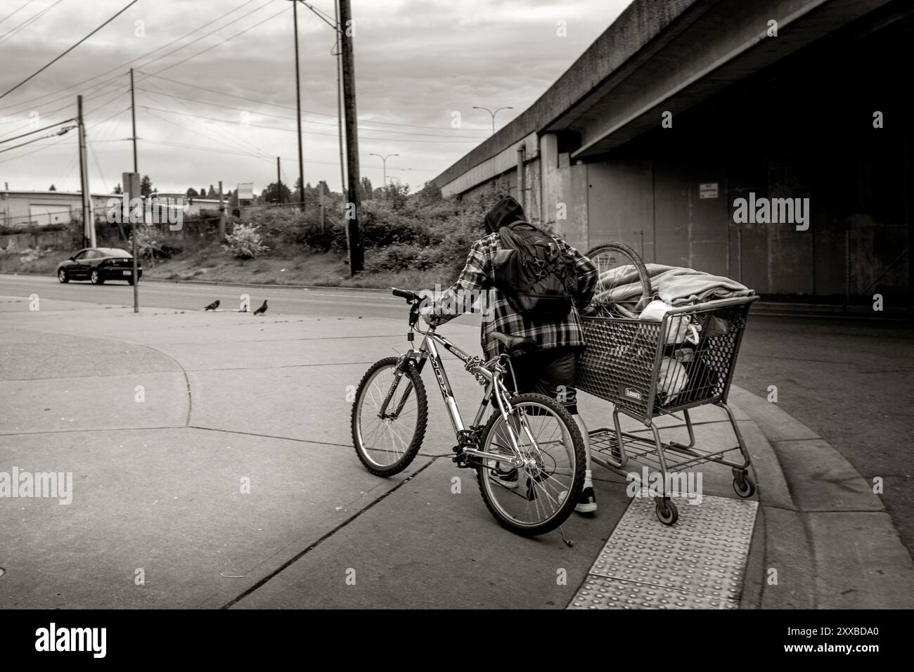 ARC-0076-BW...WASHINGTON -Un senzatetto parte dopo aver ricevuto una cena calda da Angel Resource Connection per le strade di Everett durante il 2020 Foto Stock