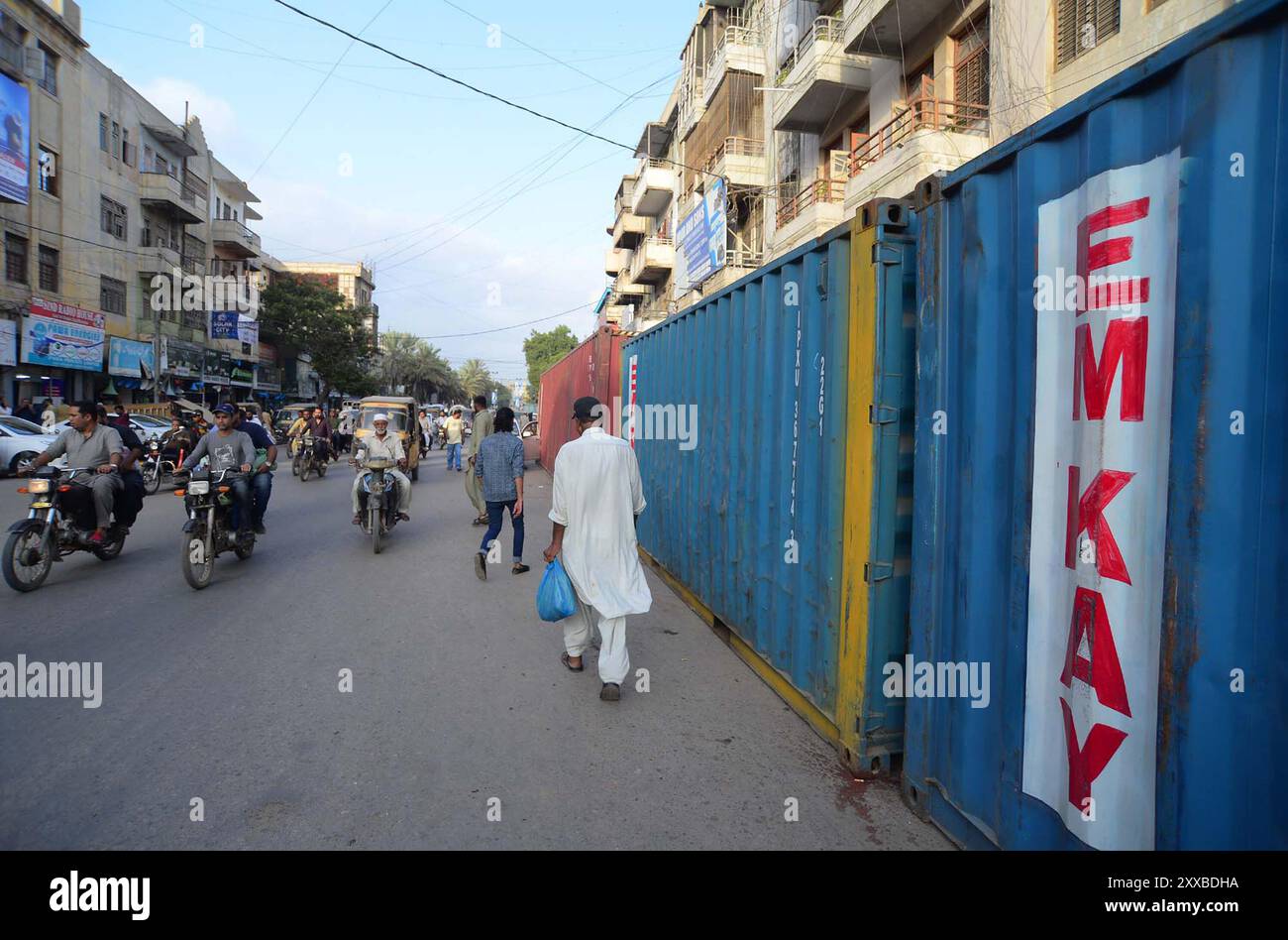 Container è stato collocato nell'area di Saddar per bloccare le strade in connessione con le processioni religiose sciite in ricordo di Chehlum-e- Hazrat Imam Hussain (AS), nipote del profeta Mohammad (PBUH), a Karachi venerdì 23 agosto 2024. Crediti: Pakistan Press International (PPI)/Alamy Live News Foto Stock