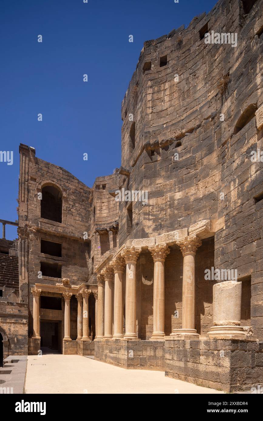 Il Teatro Romano a Bosra nel distretto di Dar'a nella Siria sud-occidentale. Foto Stock