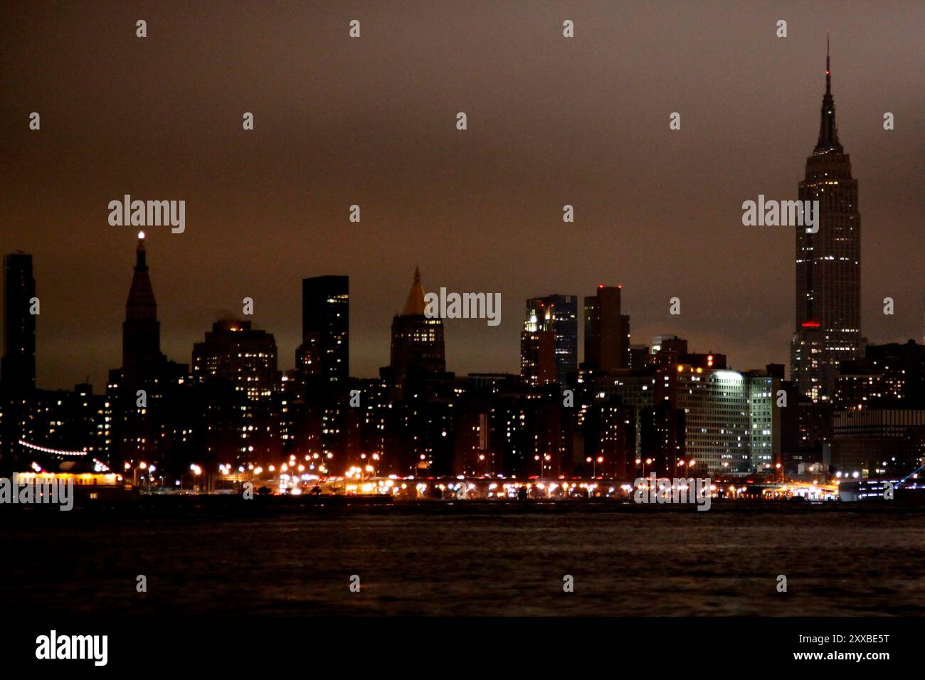 Alle 8,30 le luci sono spente nell'Empire State Building, nel quartier generale delle Nazioni Unite, nel quartier generale della Citicorp, nel Chrysler Building e in molti altri grattacieli di Manhattan. Durante l'ora della Terra annuale, individui e aziende sono incoraggiati a spegnere la luce per un'ora a partire dalle 8,30 ora locale in tutto il mondo. Foto Stock