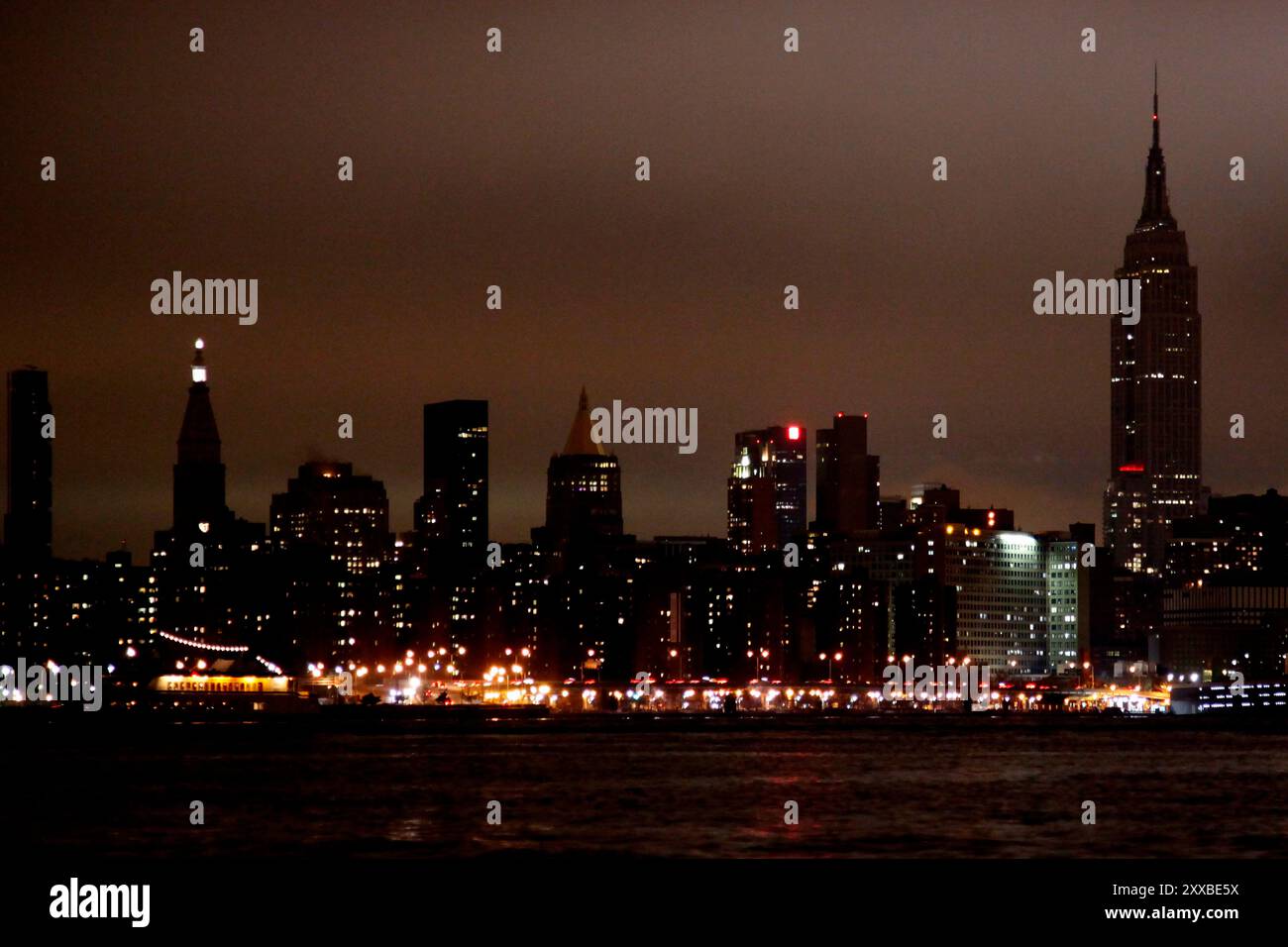 Alle 8,30 le luci sono spente nell'Empire State Building, nel quartier generale delle Nazioni Unite, nel quartier generale della Citicorp, nel Chrysler Building e in molti altri grattacieli di Manhattan. Durante l'ora della Terra annuale, individui e aziende sono incoraggiati a spegnere la luce per un'ora a partire dalle 8,30 ora locale in tutto il mondo. Foto Stock