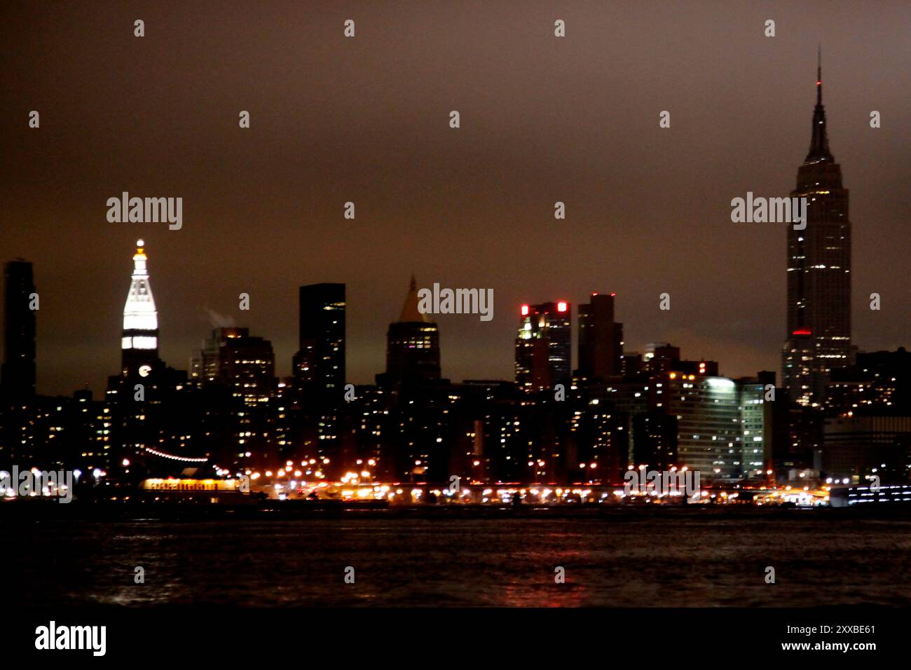 Alle 8,30 le luci sono spente nell'Empire State Building, nel quartier generale delle Nazioni Unite, nel quartier generale della Citicorp, nel Chrysler Building e in molti altri grattacieli di Manhattan. Durante l'ora della Terra annuale, individui e aziende sono incoraggiati a spegnere la luce per un'ora a partire dalle 8,30 ora locale in tutto il mondo. Foto Stock