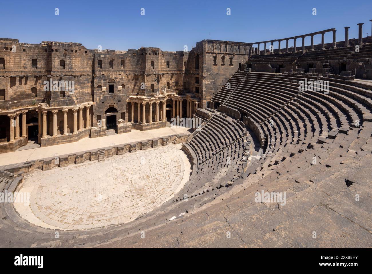 Il Teatro Romano a Bosra nel distretto di Dar'a nella Siria sud-occidentale. Foto Stock