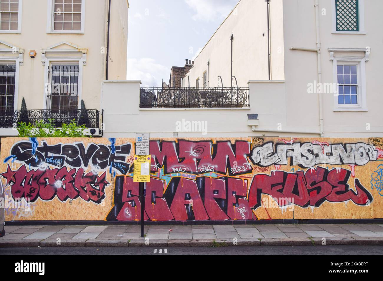 Londra, Regno Unito. 23 agosto 2024. Pannelli protettivi sono stati eretti all'esterno di case residenziali e ricoperti di graffiti prima del Carnevale di Notting Hill, che si svolge il 25 e 26 agosto. (Credit Image: © Vuk Valcic/SOPA Images via ZUMA Press Wire) SOLO PER USO EDITORIALE! Non per USO commerciale! Crediti: ZUMA Press, Inc./Alamy Live News Foto Stock