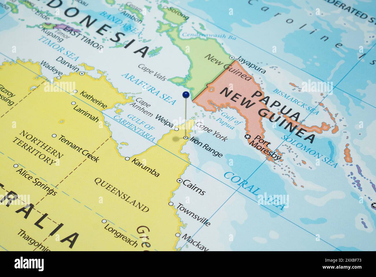 Avvicinati a una città della Iron Range con una spilla blu sulla mappa politica del paese dell'Australia Foto Stock