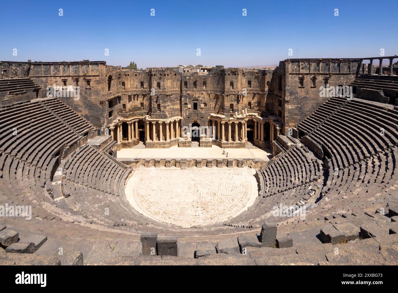 Il Teatro Romano a Bosra nel distretto di Dar'a nella Siria sud-occidentale. Foto Stock