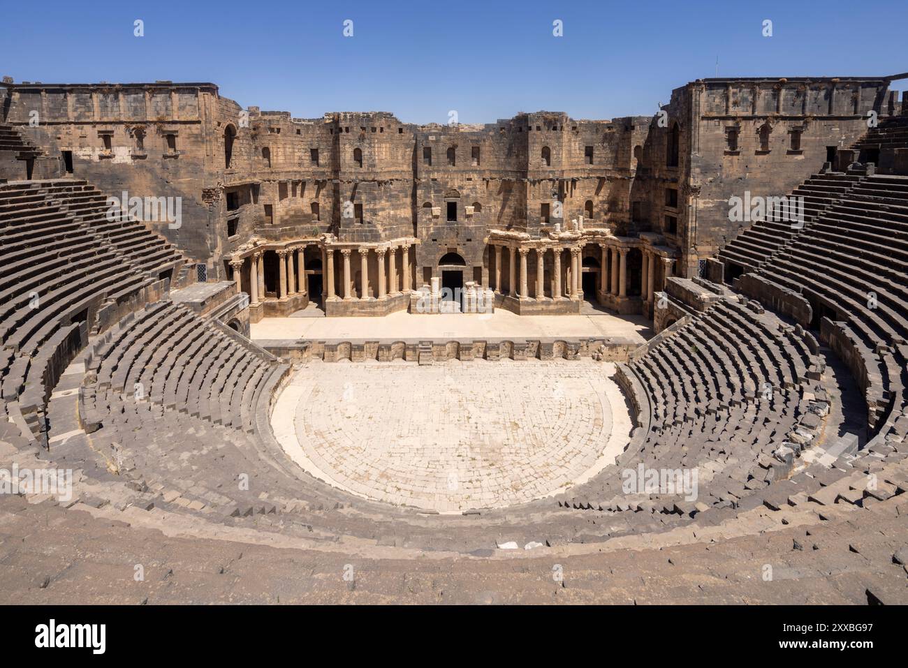 Il Teatro Romano a Bosra nel distretto di Dar'a nella Siria sud-occidentale. Foto Stock
