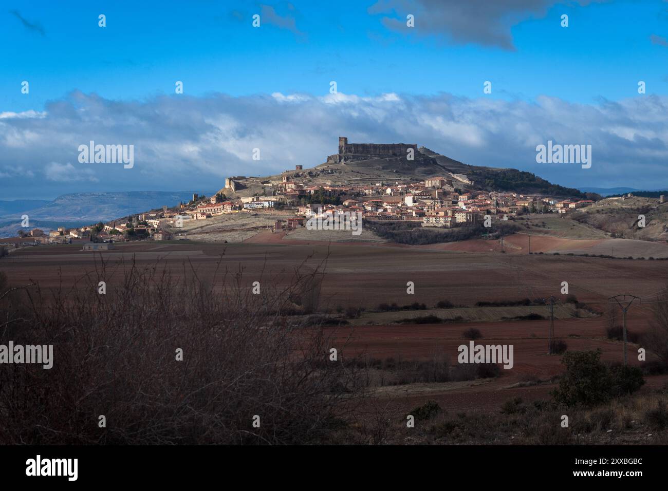 Paesaggio del borgo medievale di Atienza con un cielo azzurro nuvoloso, Guadalajara, Spagna Foto Stock