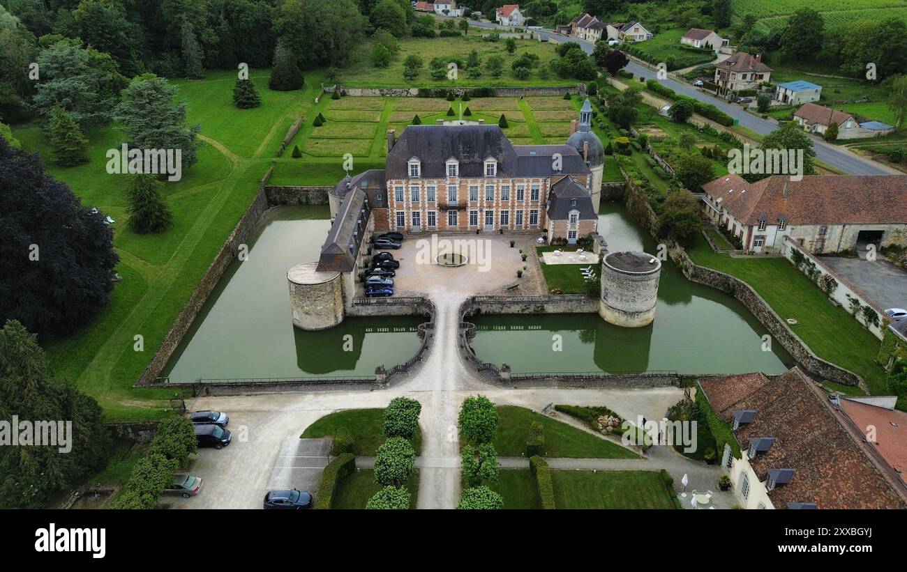 Riprese aeree con drone dello Château d'Étoges a Étoges, Francia, uno storico château del XVII secolo in mattoni e pietra circondato da un fossato, con grandi padiglioni angolari Foto Stock